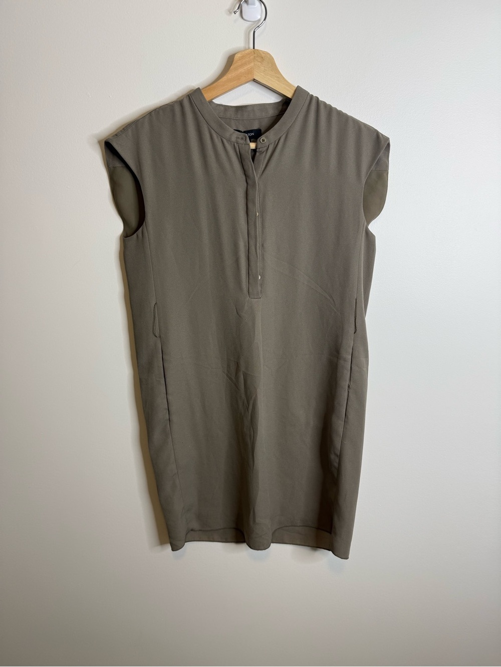 Babaton Olive Sleeveless Shift Dress size xs pockets mini